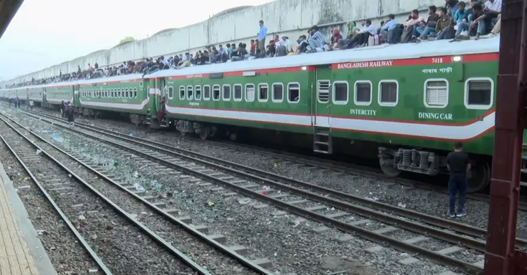 নিষেধাজ্ঞা থাকলেও ট্রেনের ছাদে চড়ে যাচ্ছেন মানুষ
